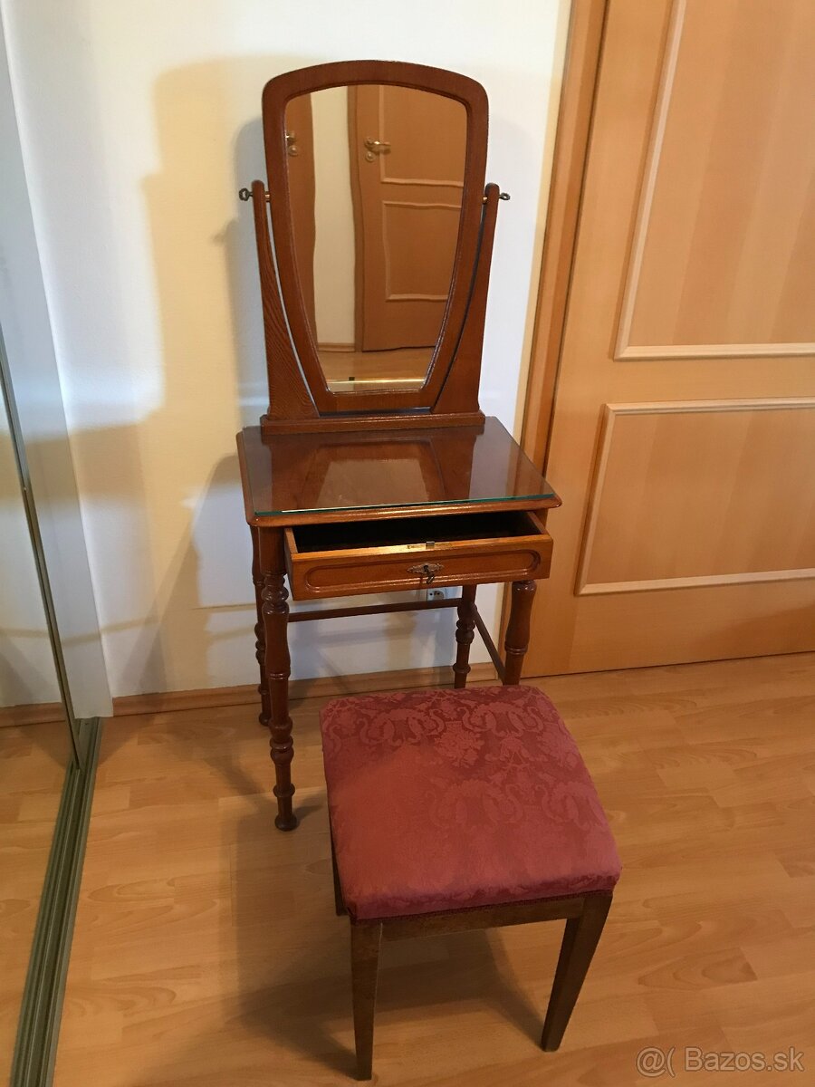 Kozmetický stolík a taburetka