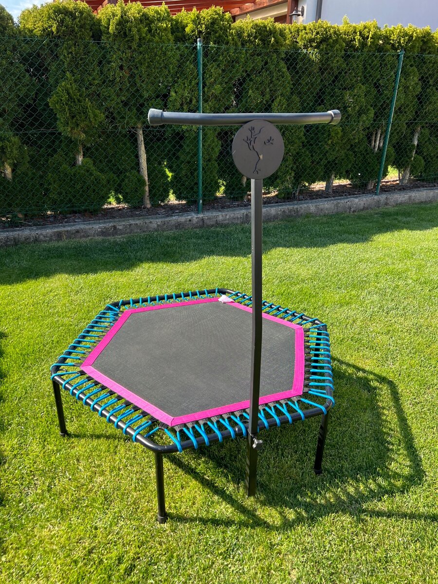Trampolína na jumping.