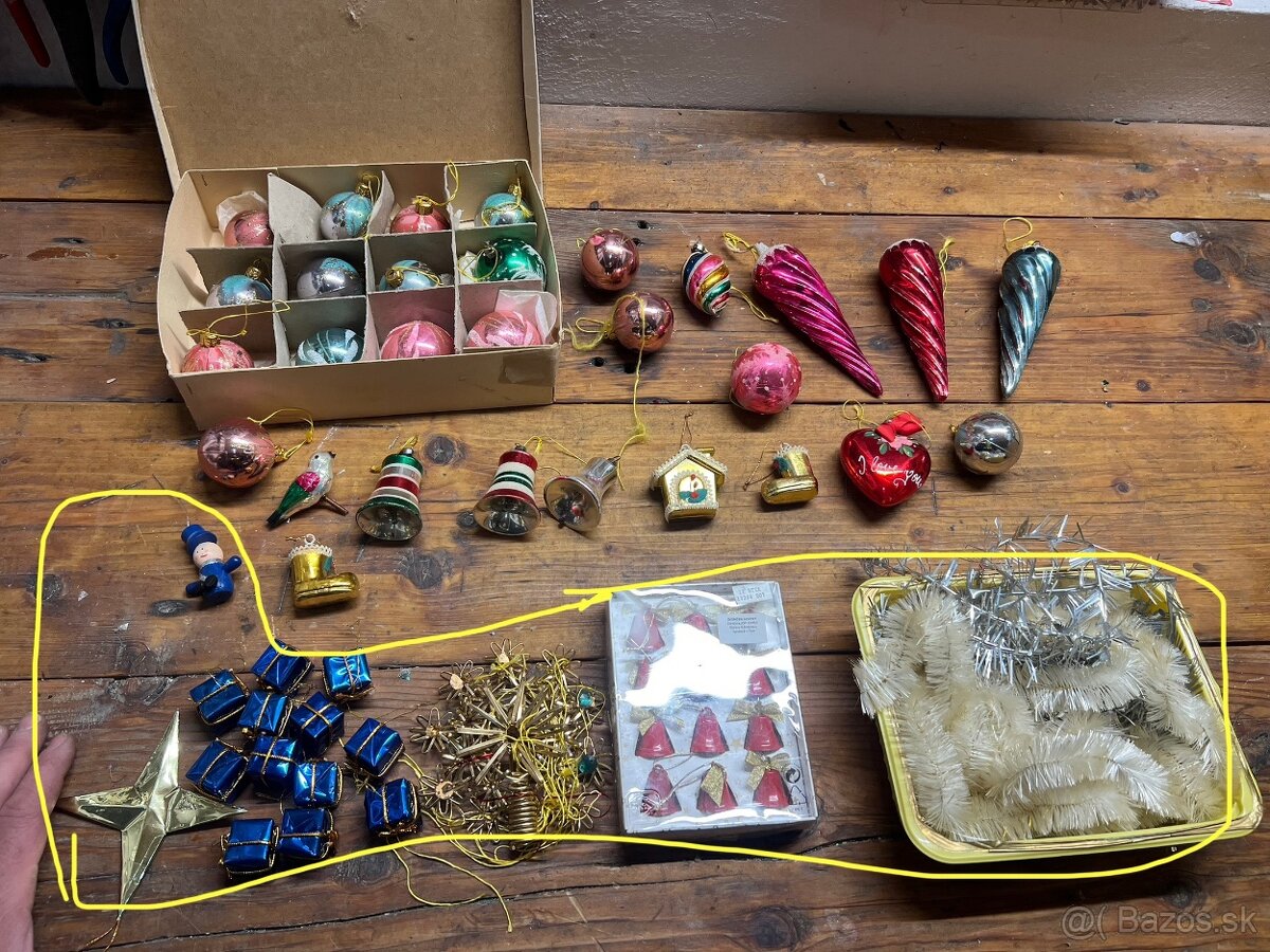 Sklenené ozdoby a kovové zvončeky.