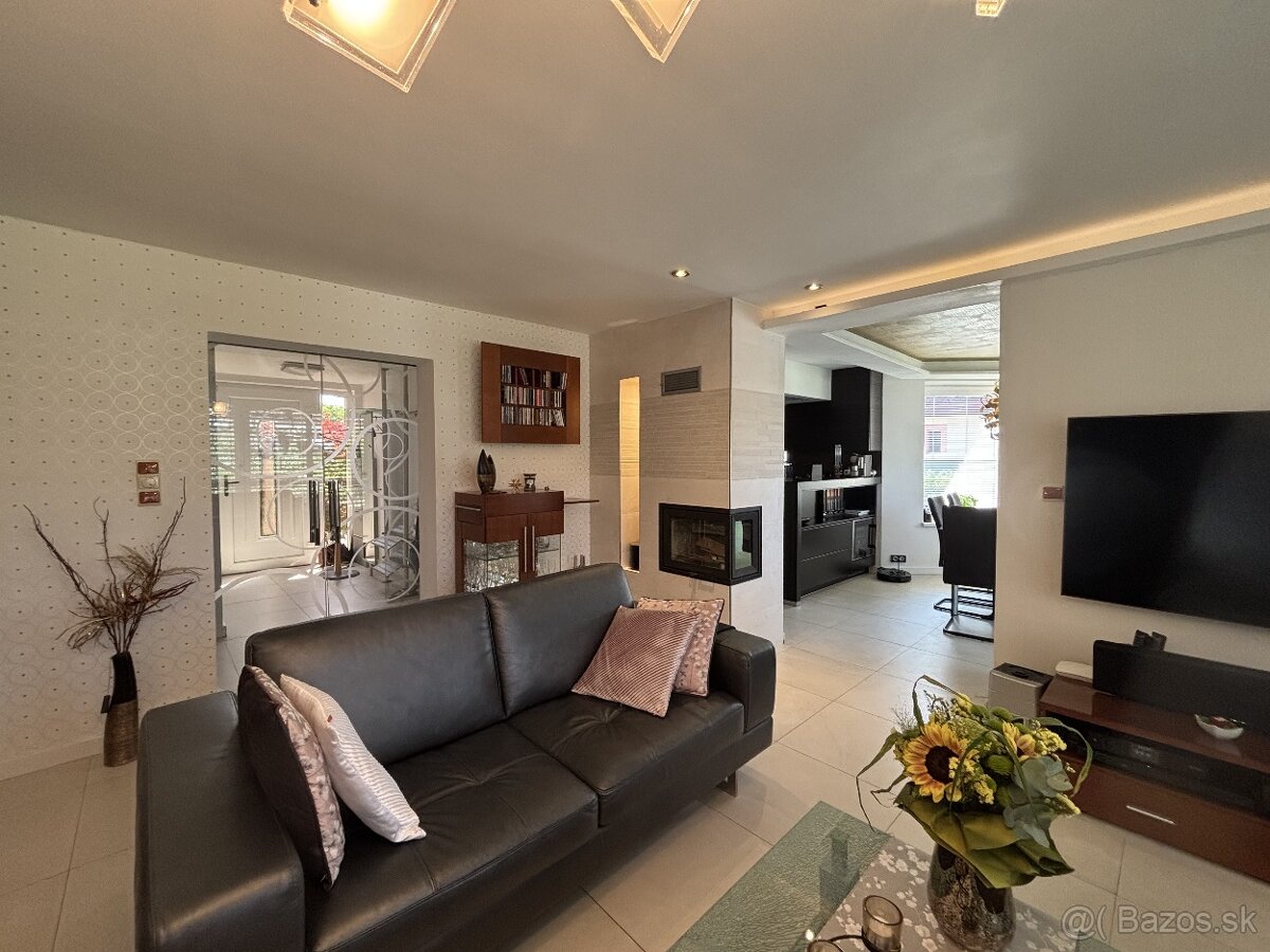 PREDAJ, NADŠTANDARDNÝ RODINNÝ DOM, SVIT