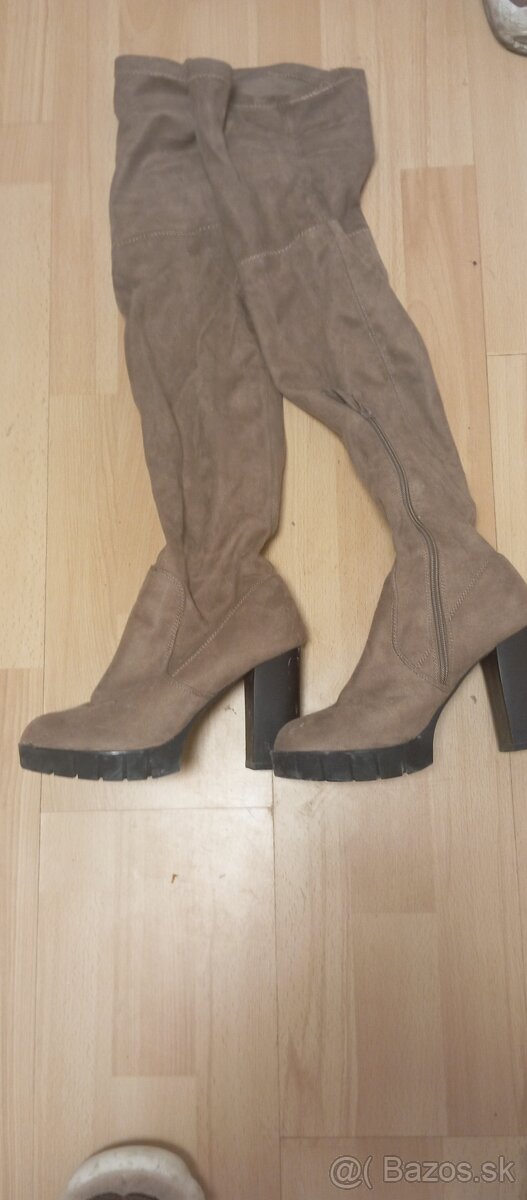Vysoké čižmy na podpätku