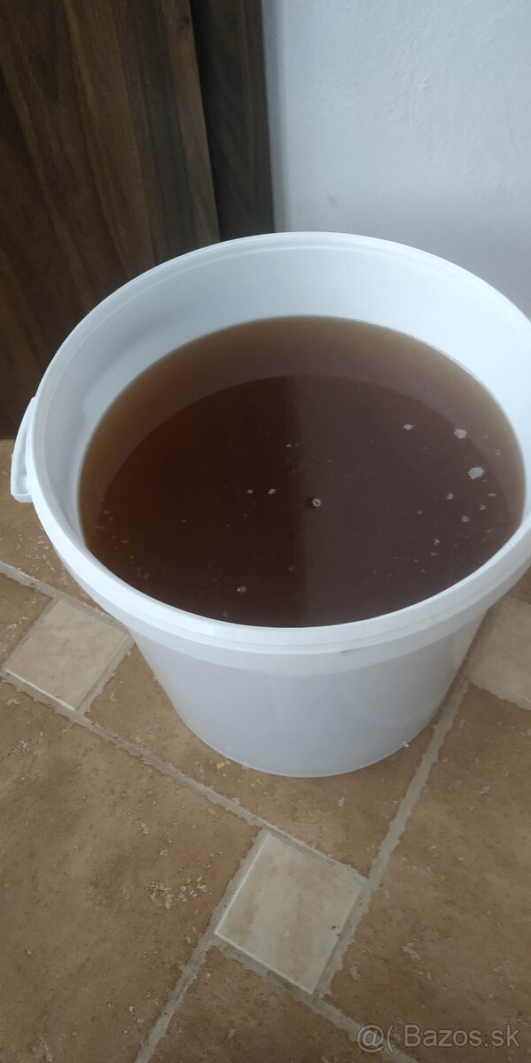 Včelí agátový med