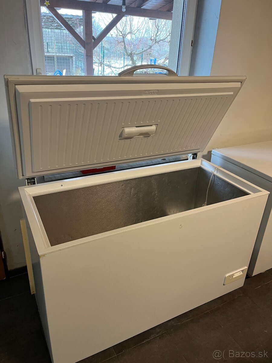 Truhlicová mraznička