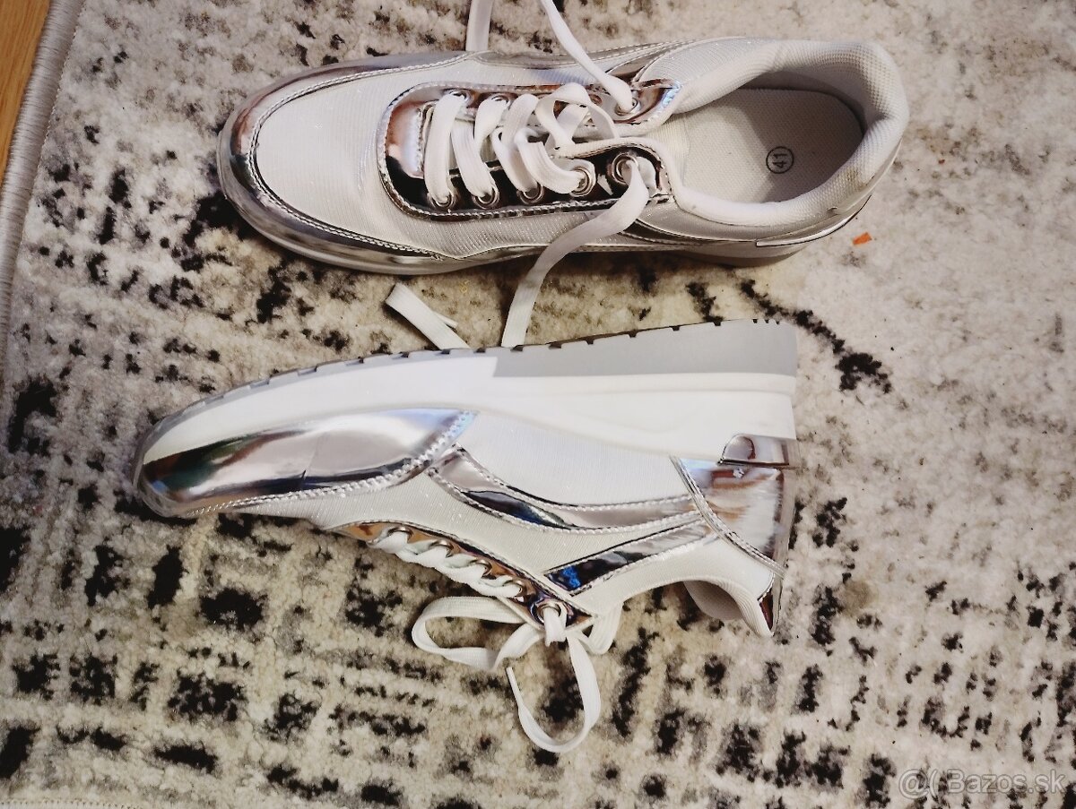 Sneakersy