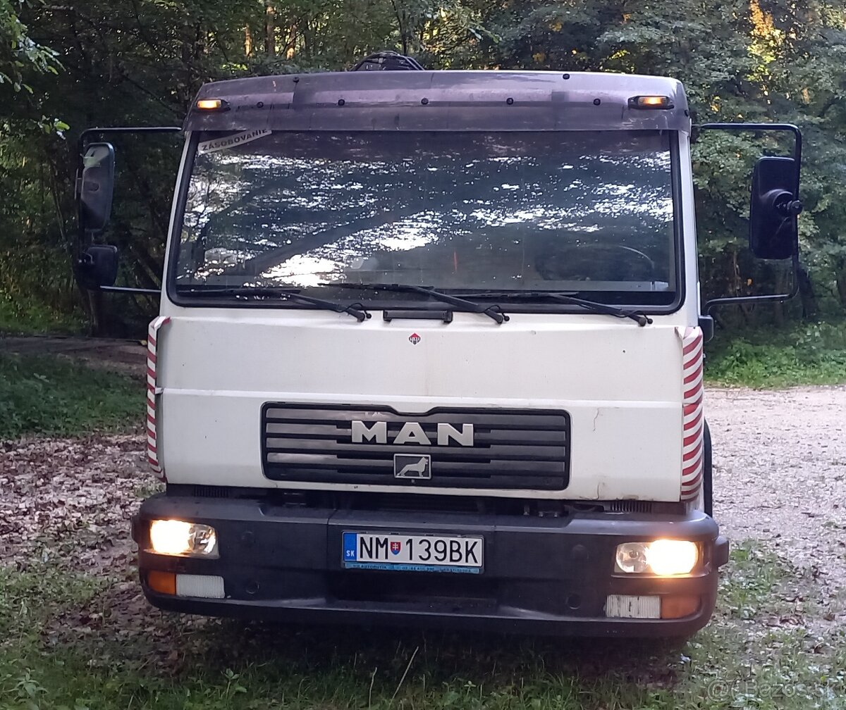 MAN s rukou