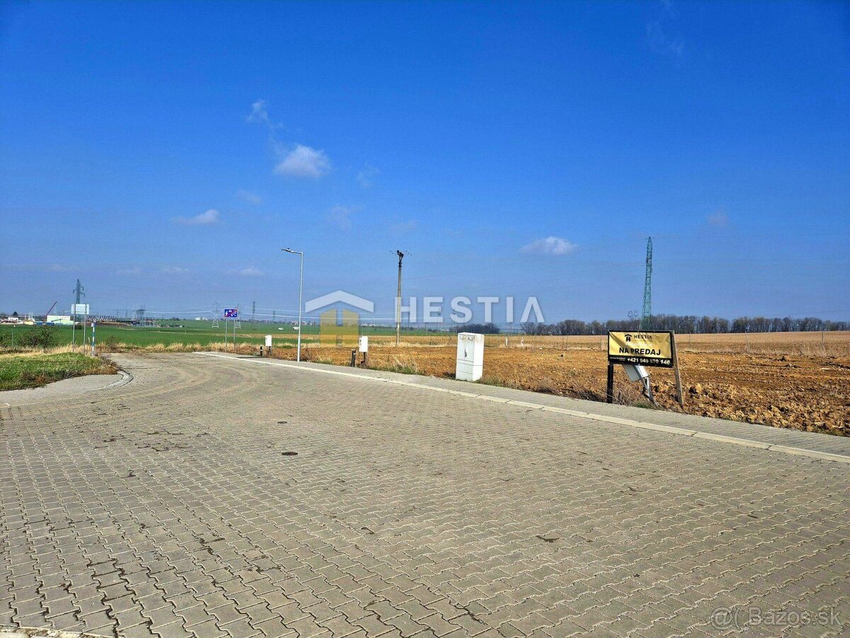 Stavebný pozemok 706 m2 v novo-vybudovanej lokalite Hlboké