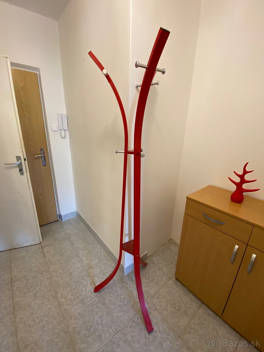 Vešiak na kabáty a na kľúče