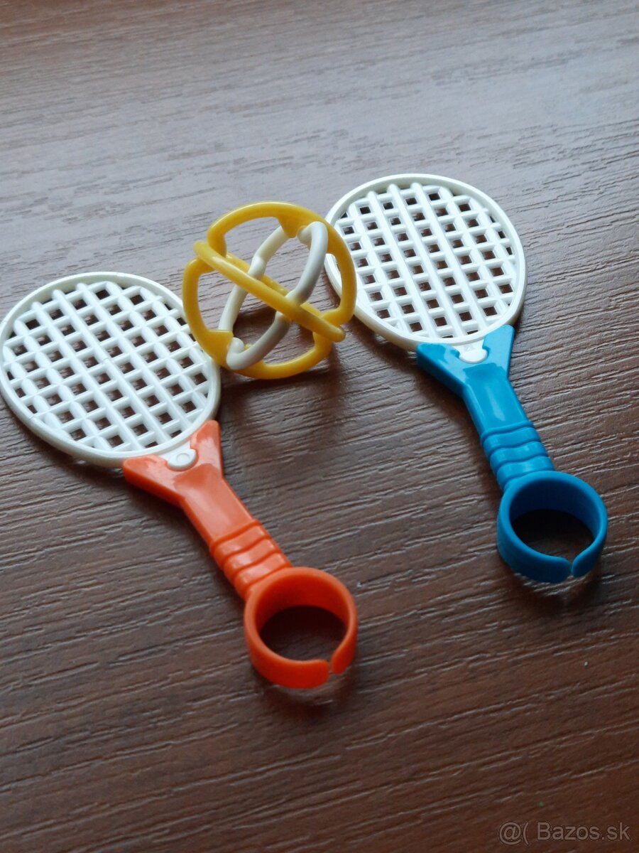 Veľké kinder postavičky.