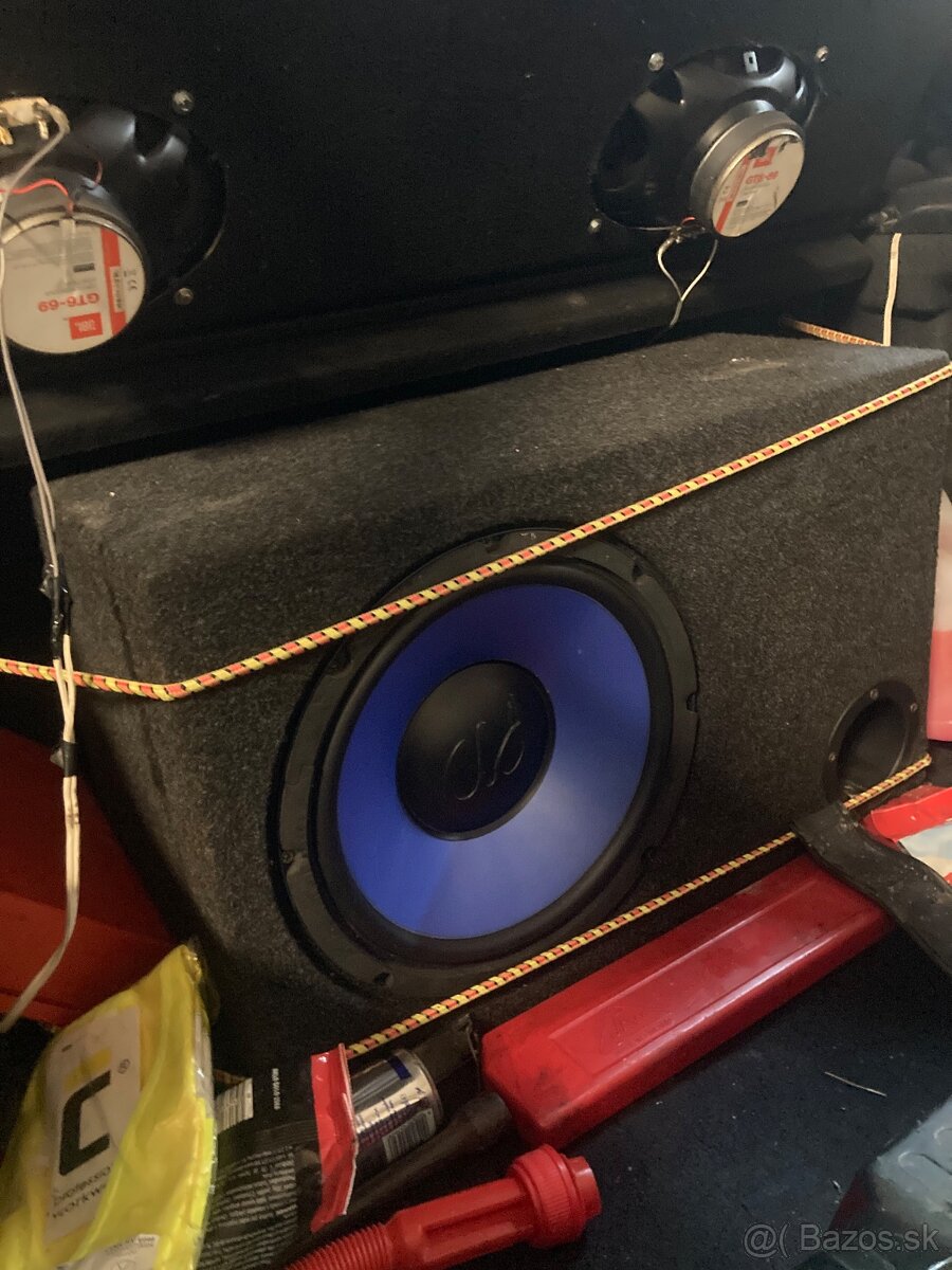Subwoofer so zosilovačom