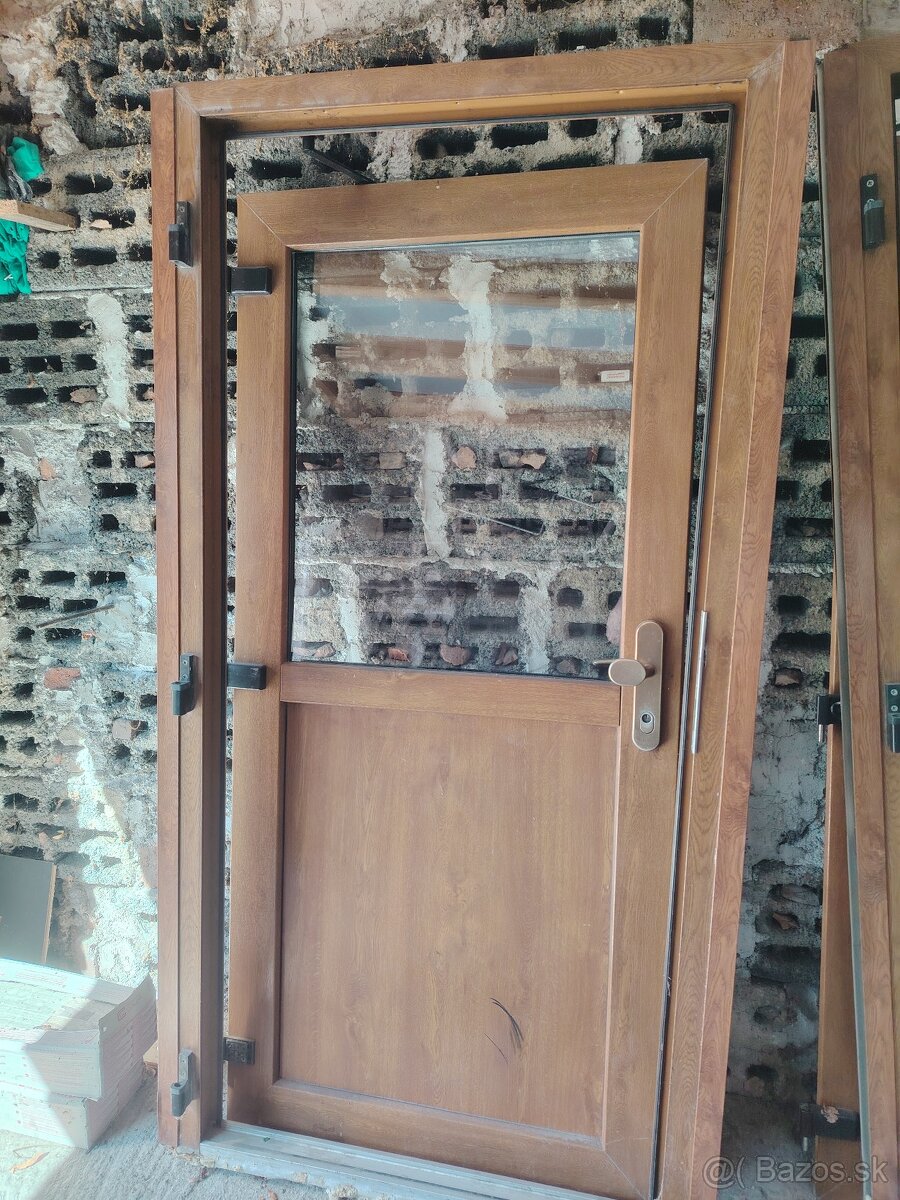 Plastové vonkajšie dvere so zárubňou.