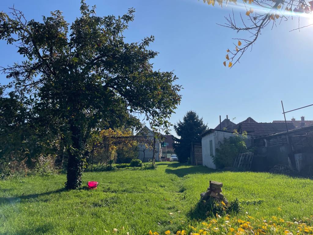 BABONY TRE - Pozemok 1104m2 s rodinným domom, Okružná ulica