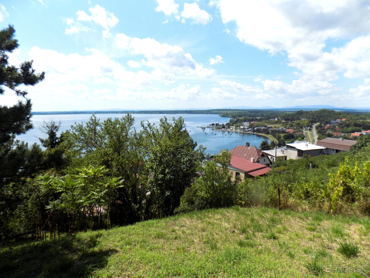 Slnečný pozemok s panoramatickým výhľadom na Zemplínsku Šíra