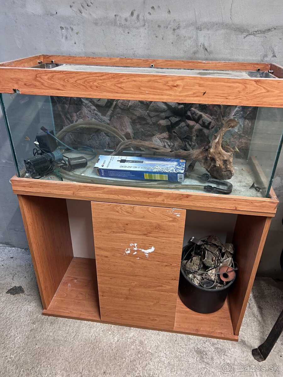 Akvárium zo zariadením
