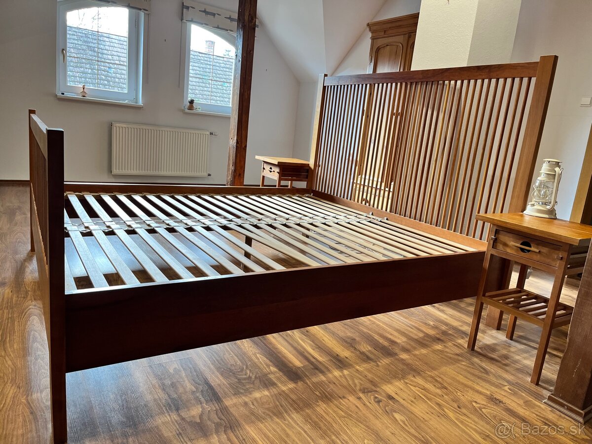 Manželská posteľ z teakoveho dreva s nočnými stolikmi