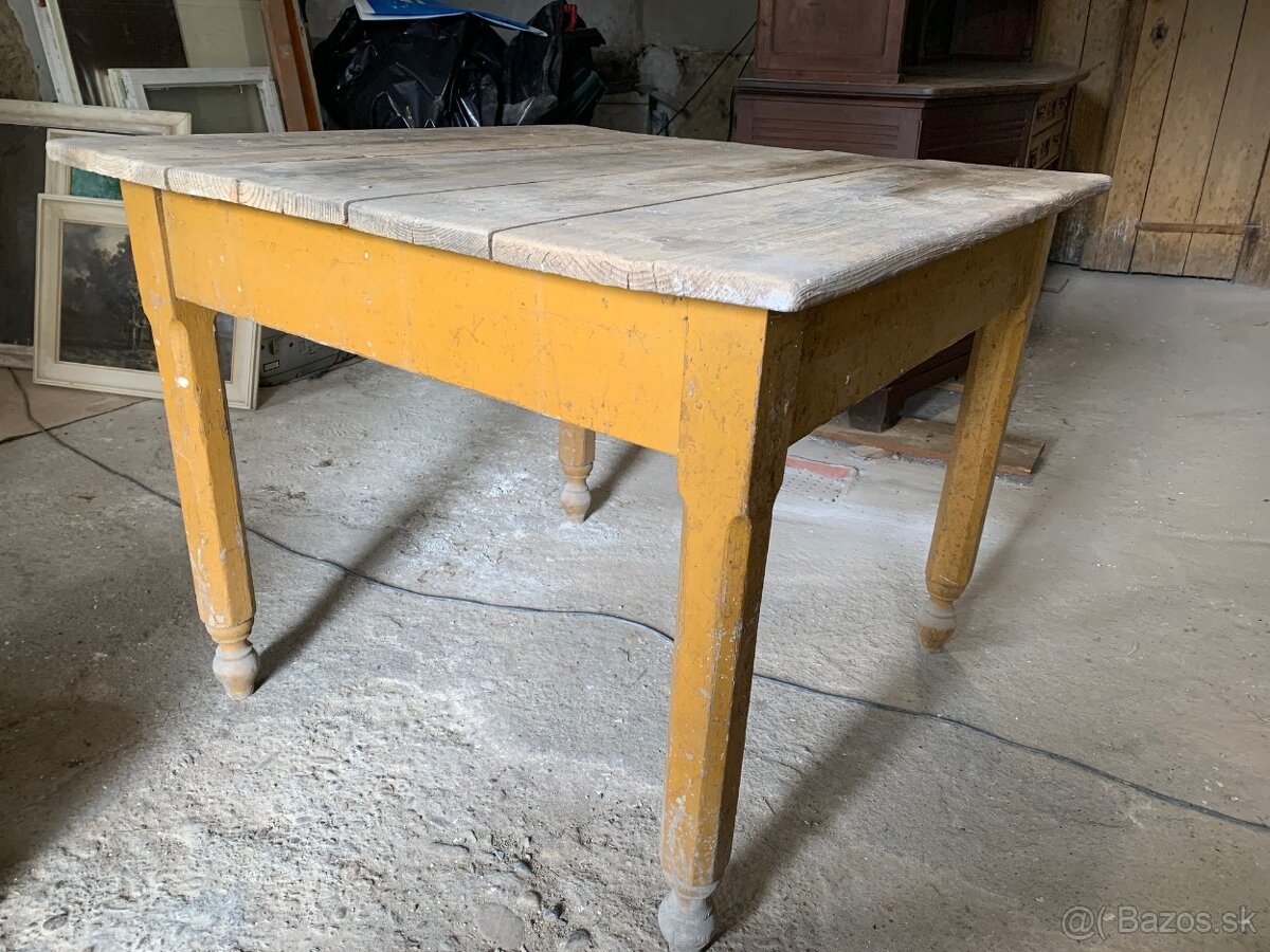 Predám starý jedálenský stôl