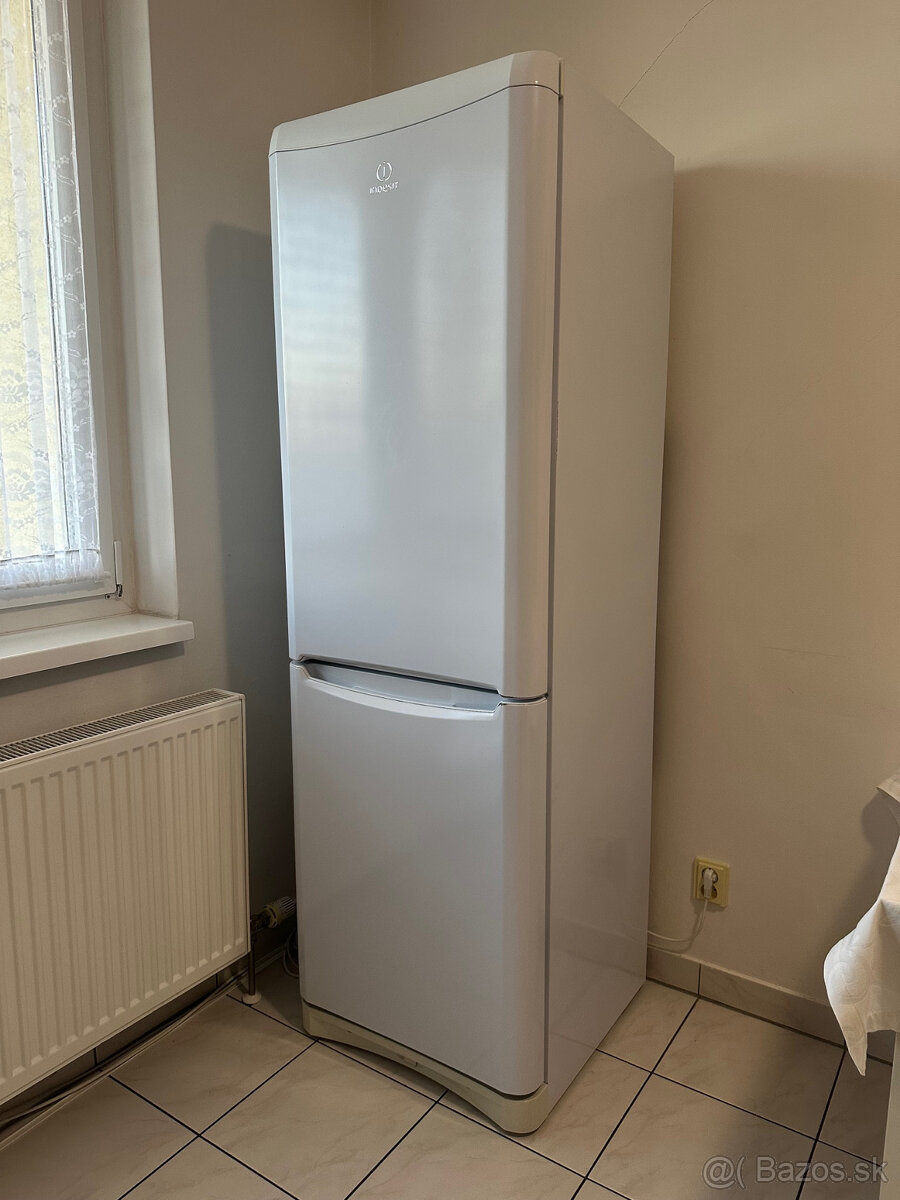 Chladnička s mrazničkou Indesit BAN13