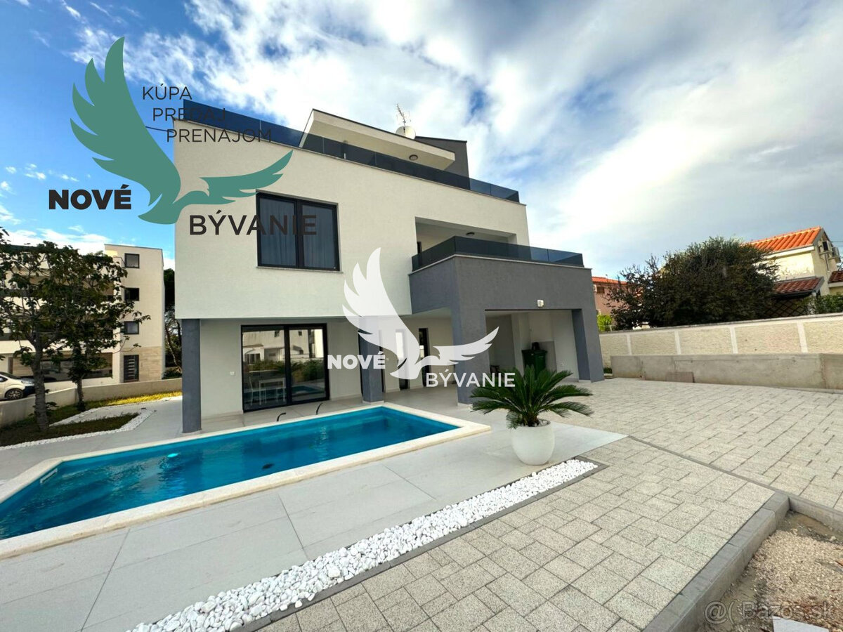 Luxusná novostavba vila s bazénom blízko mora a výhľadom na