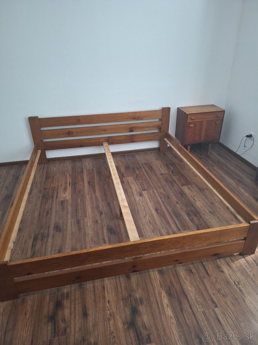 Posteľ