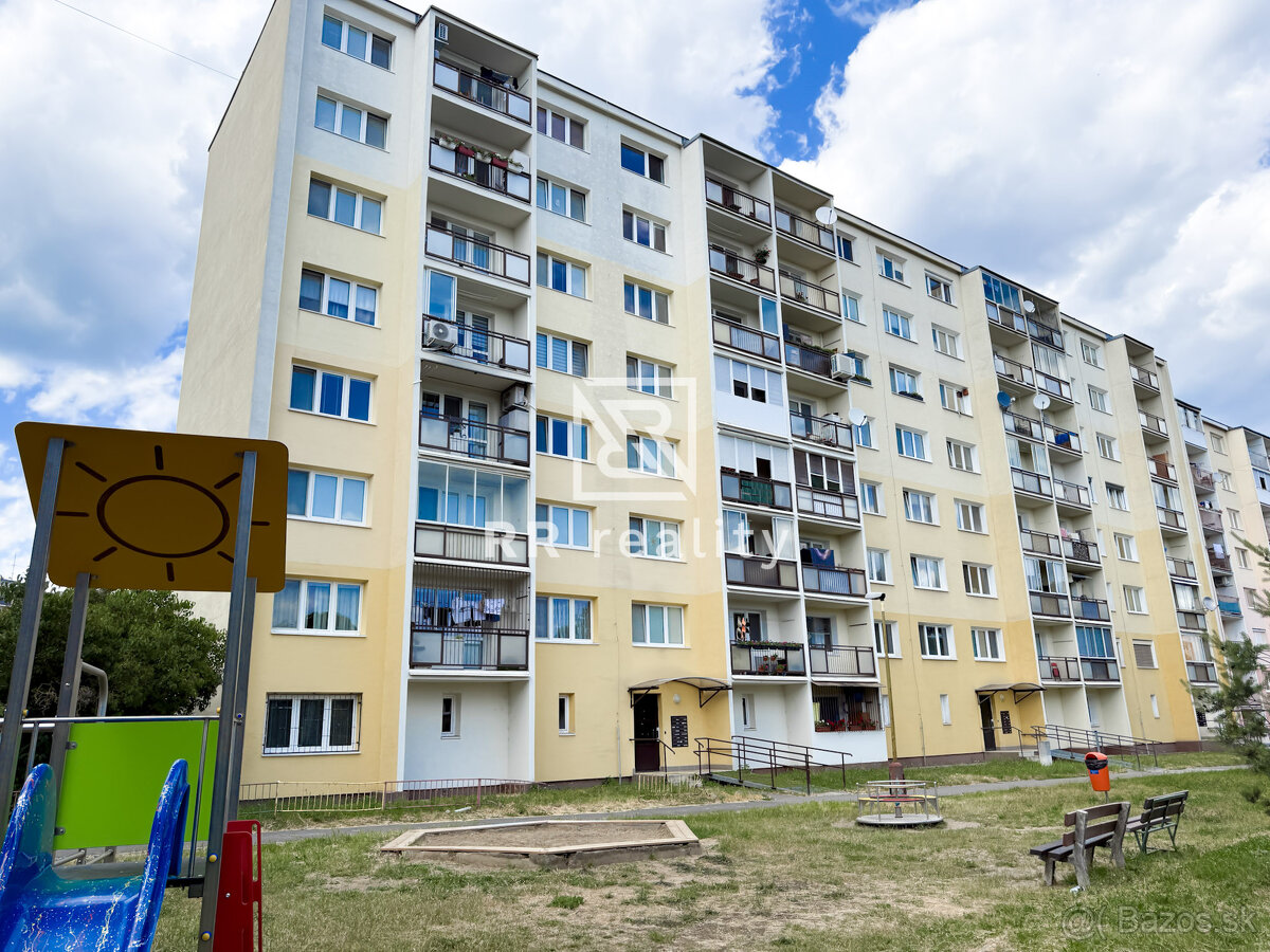 Na predaj 4 izbový byt s loggiou, 82 m2, Terasa