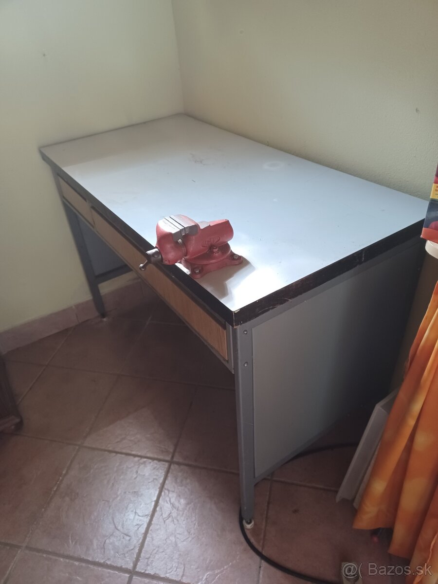 Pracovný stôl