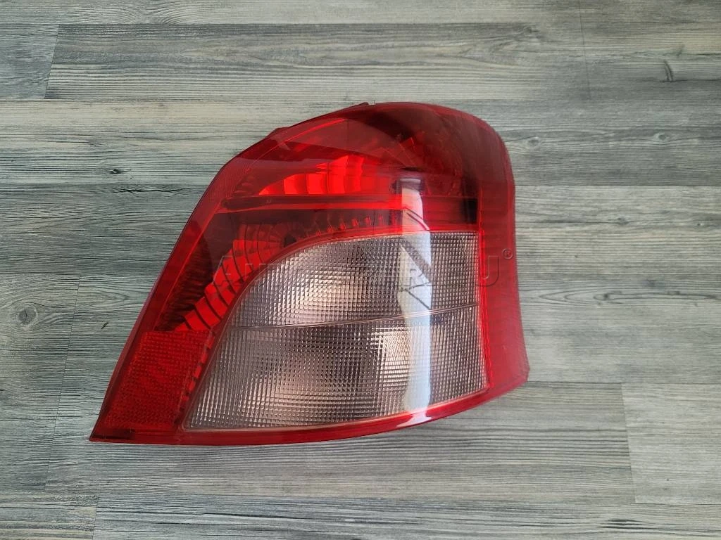 TOYOTA YARIS PRAVE SVETLO