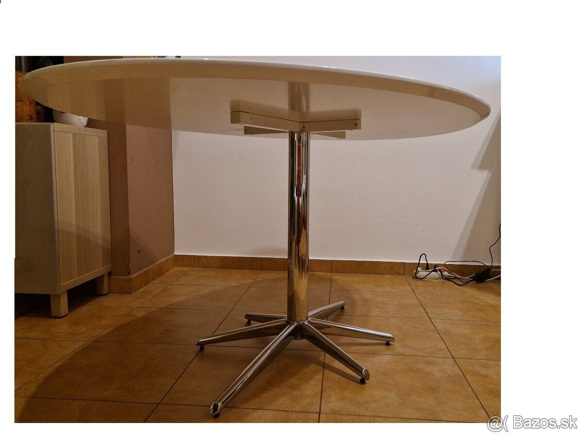 Jedálenský stôl lesklý biely