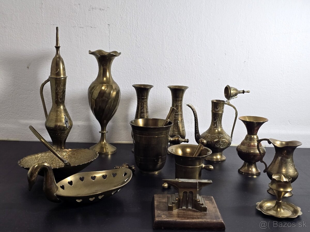 Mosadzné vázy, mažiare a iné predmety