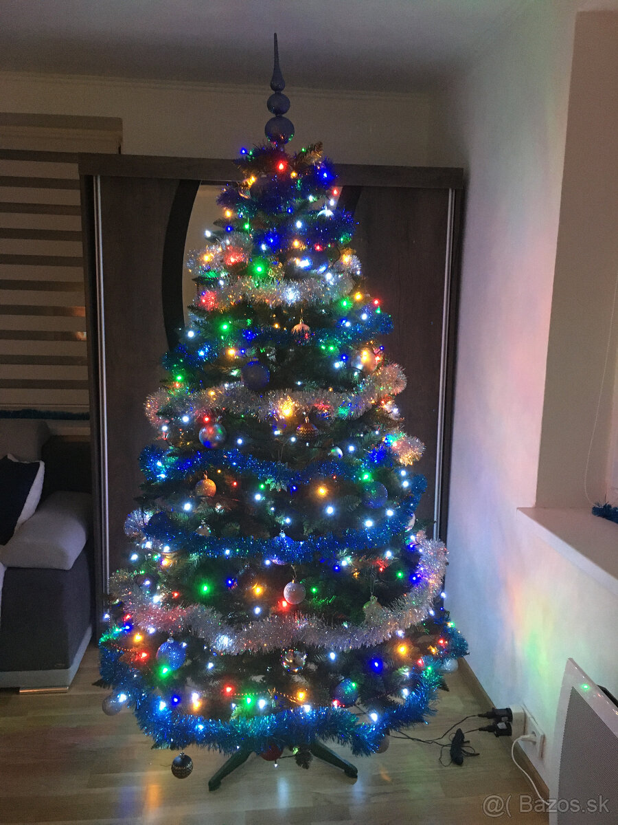 Predám komplet vianočný stromček s ozdobami a svetielkami