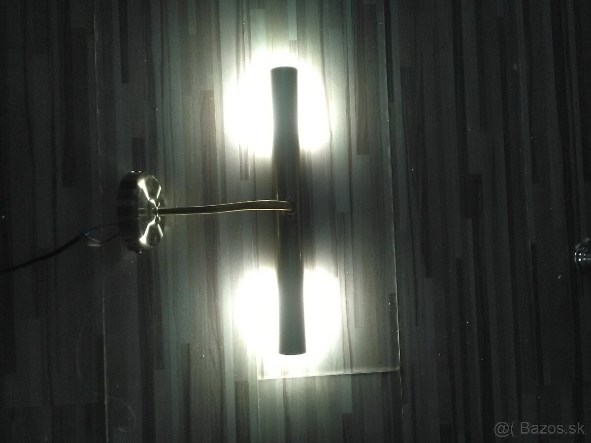 Lampa na stenu