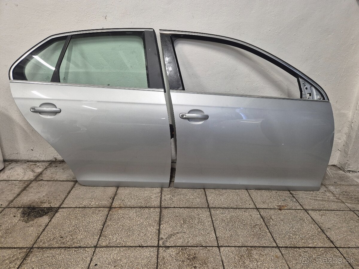 Predám dvere na Volkswagen Jetta mk5 STRIEBORNE