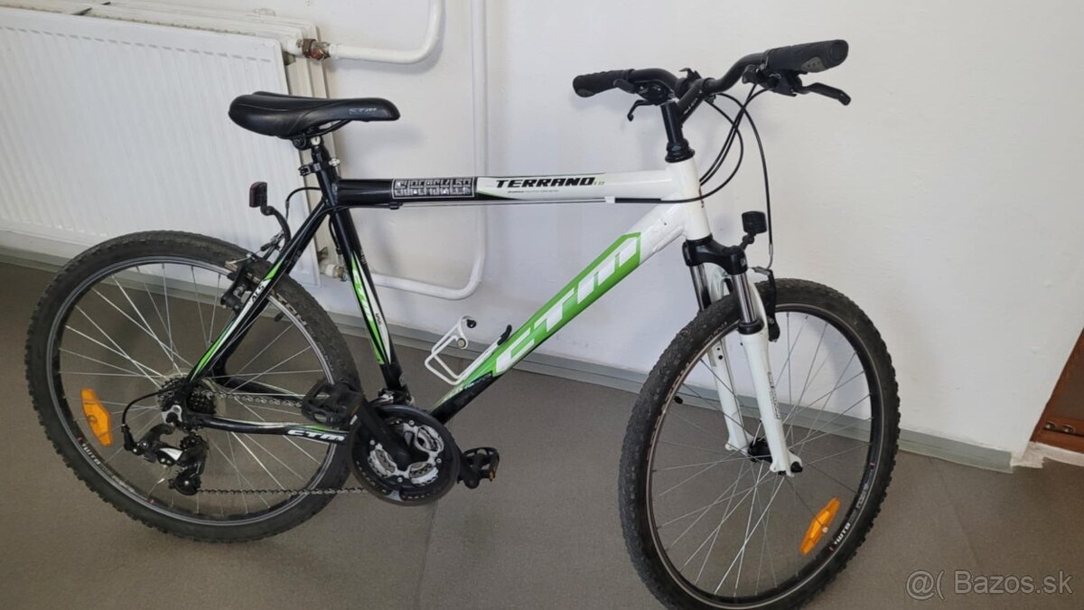 CTM Terrano 1.0 s prilbou a cyklistickými rukavicami
