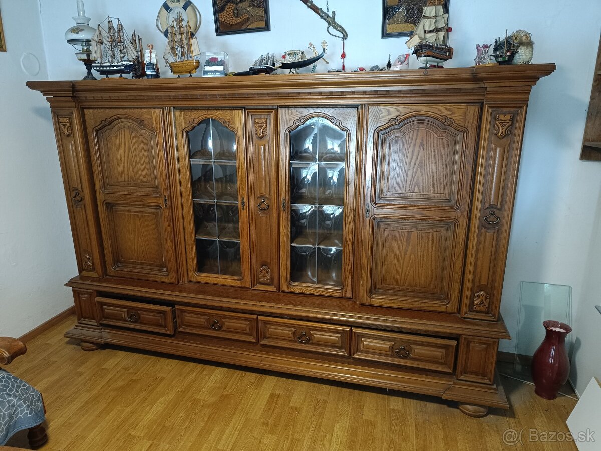 Rustikálna masívna komoda