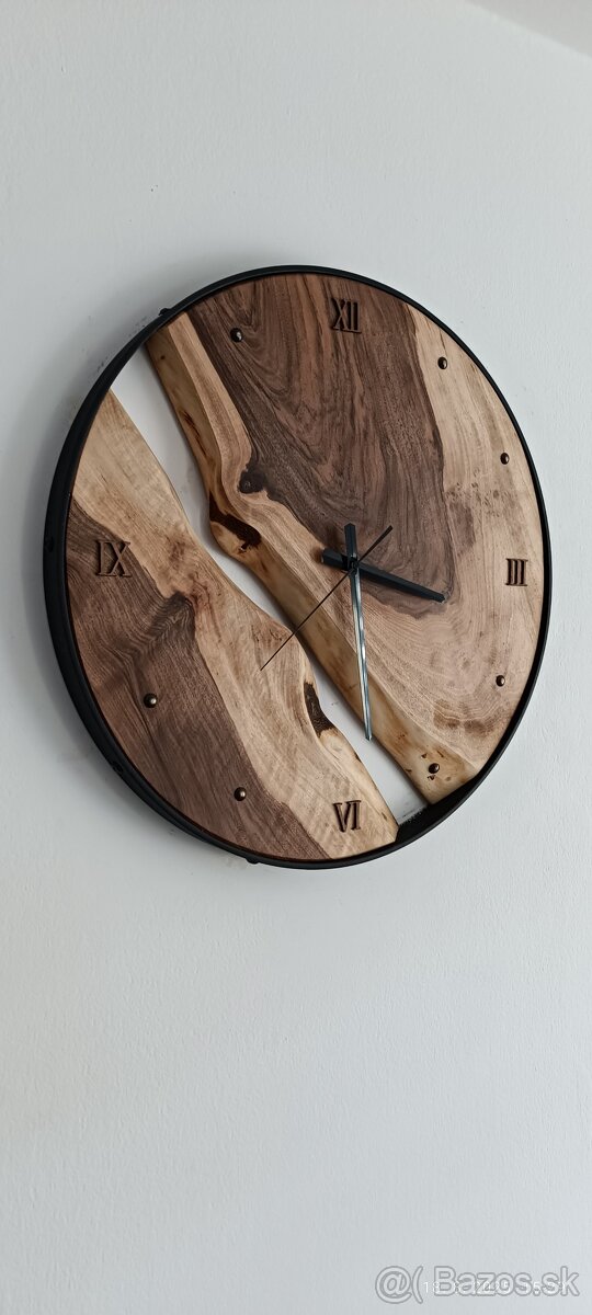 Drevené nástenné hodiny