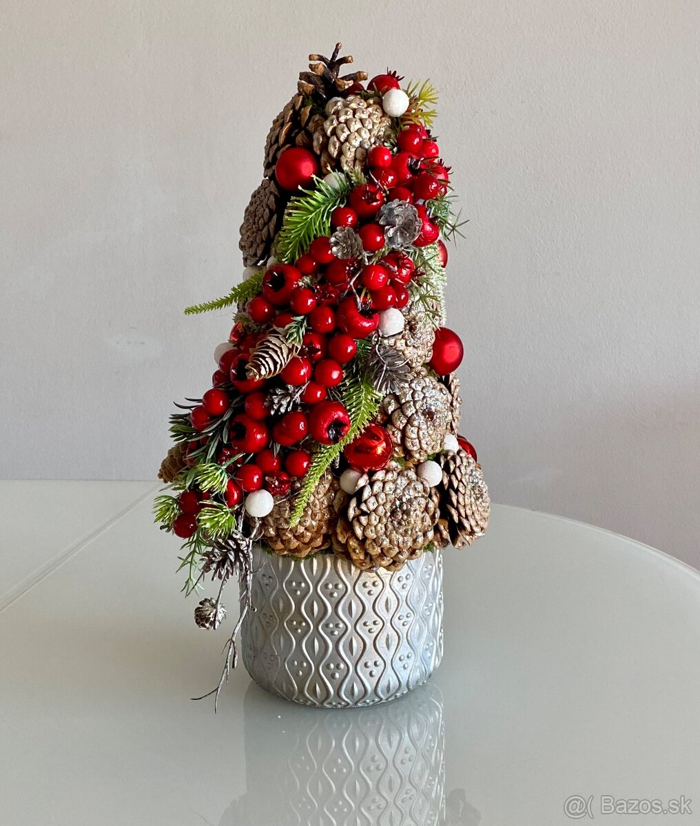 Vianočný stromček so šiškami a bobuľkami vianočná dekorácia.