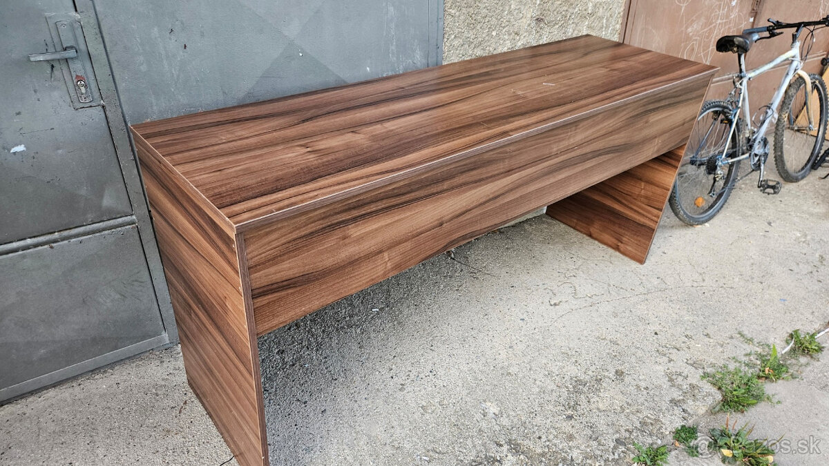 Veľký masívny stôl