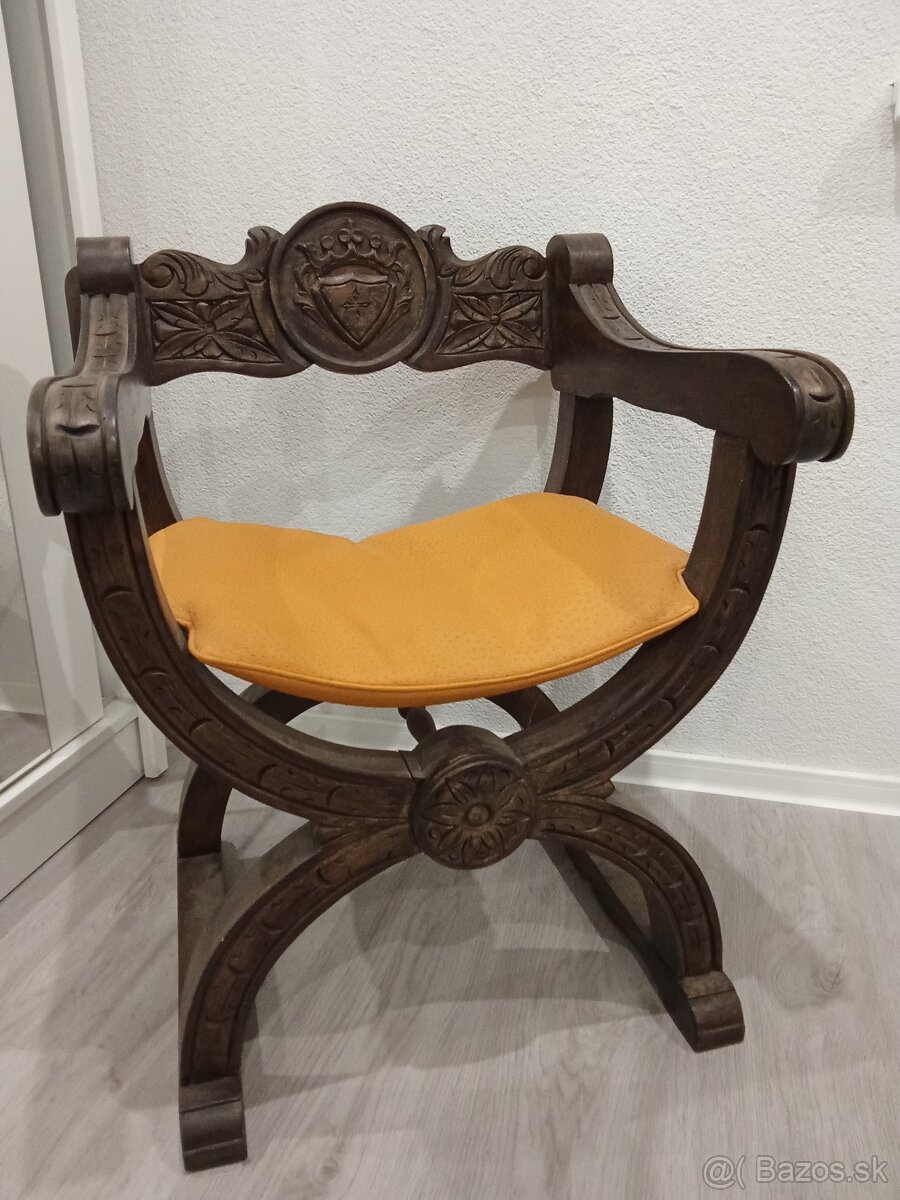 Drevené kreslo.