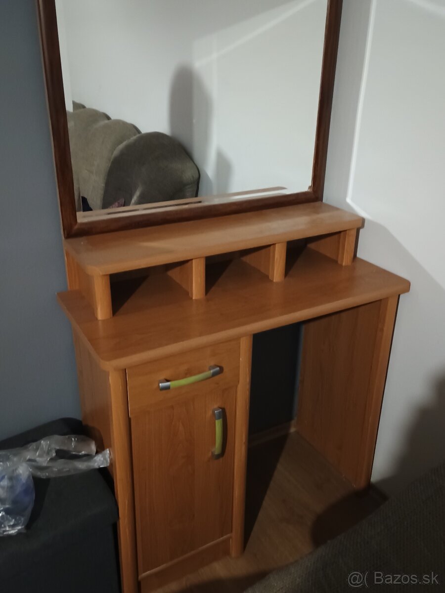 Kozmeticky stolik