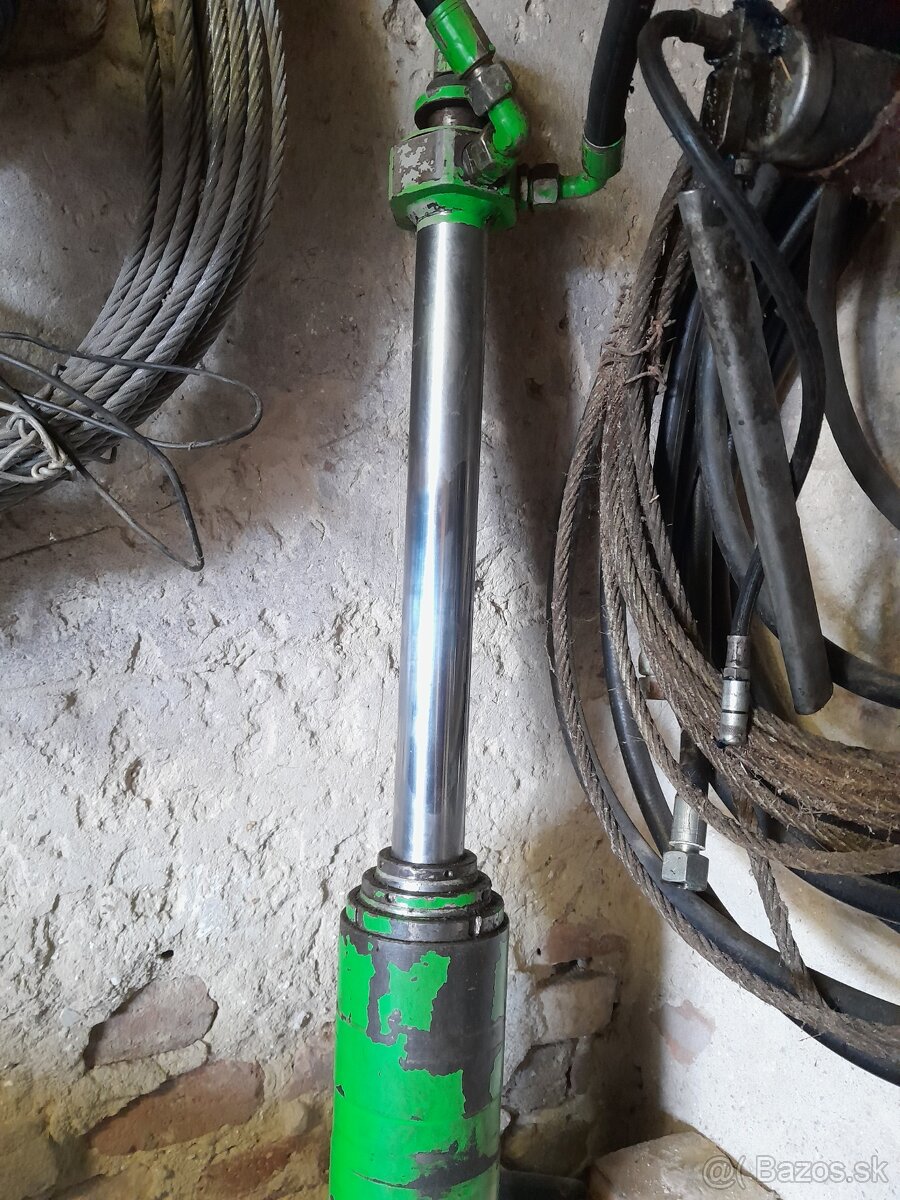 Hydraulicky piest