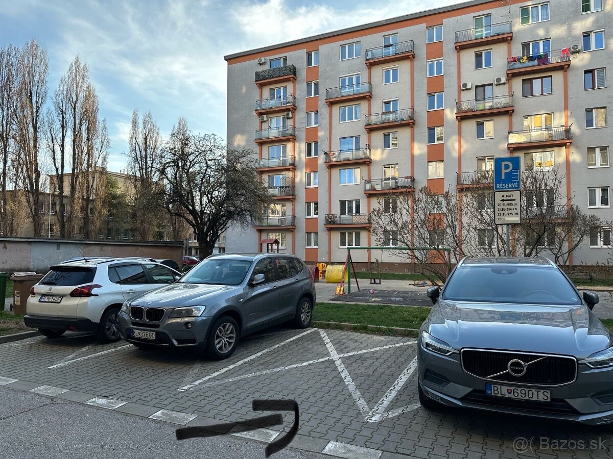 vonkajšie parkovisko - Trencianska - iba v júli - 45 €
