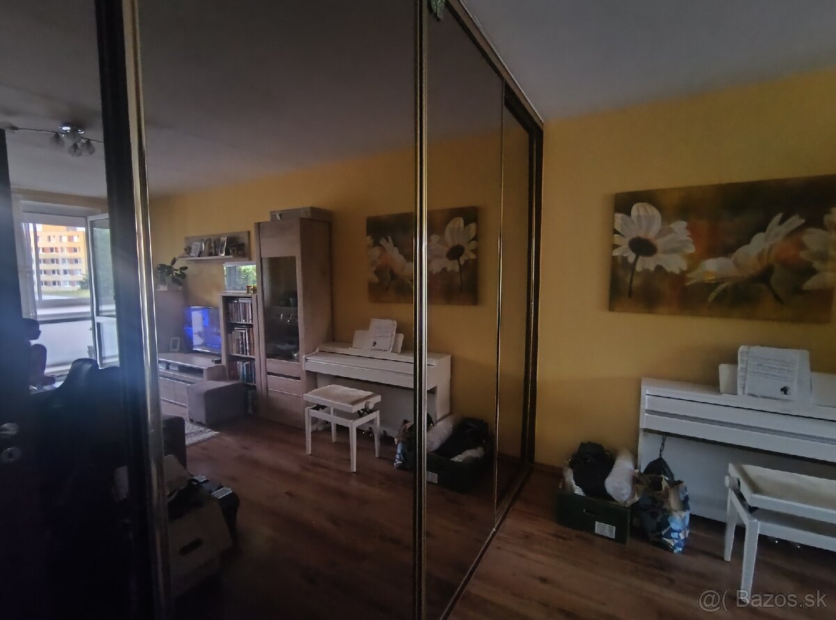 Vstavaná skriňa