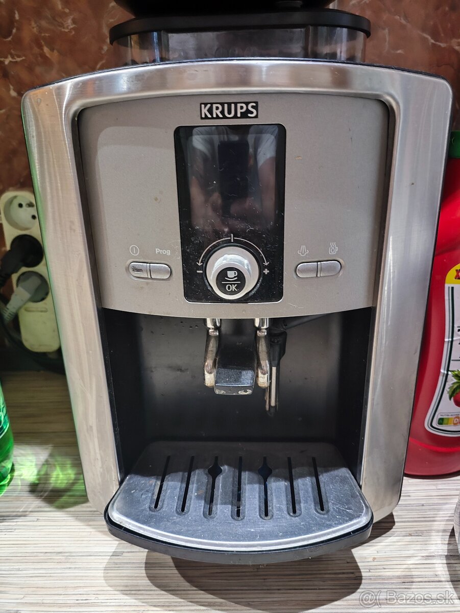 Kávovar na espressá Krups EA 8050