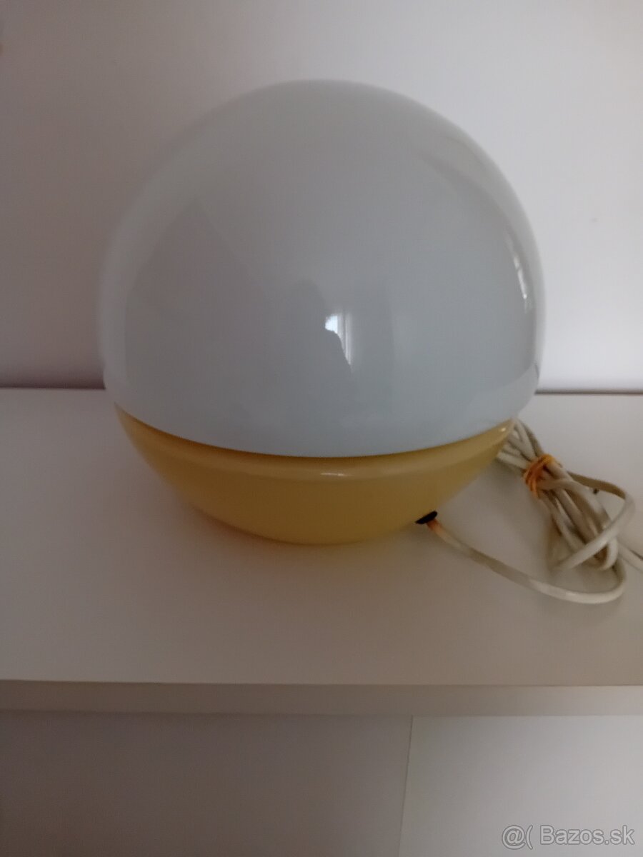 Retro lampa a stínidlo na lustr
