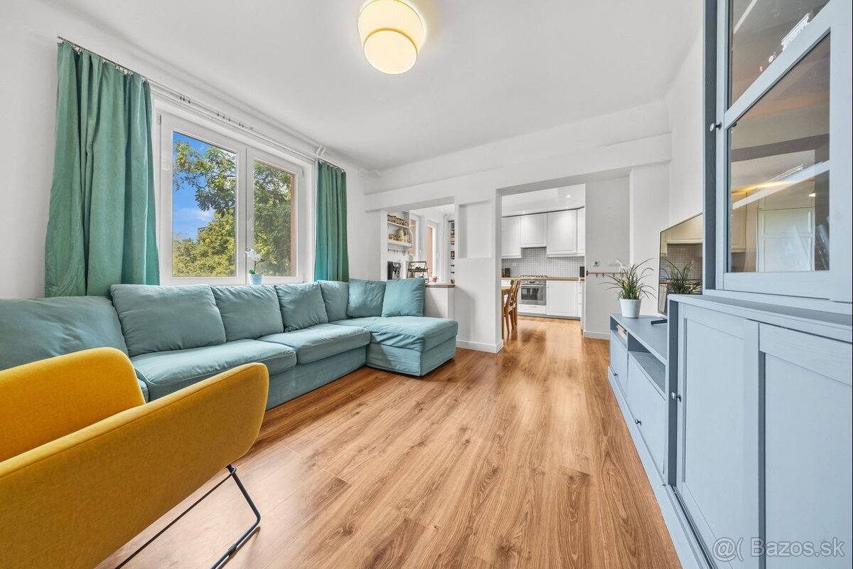 Trojizbový byt s parkovacím státím v Ružinove na predaj