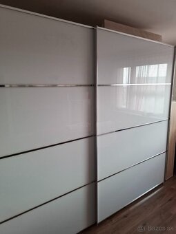 Priestranná šatníkova skriňa - 4 dielna