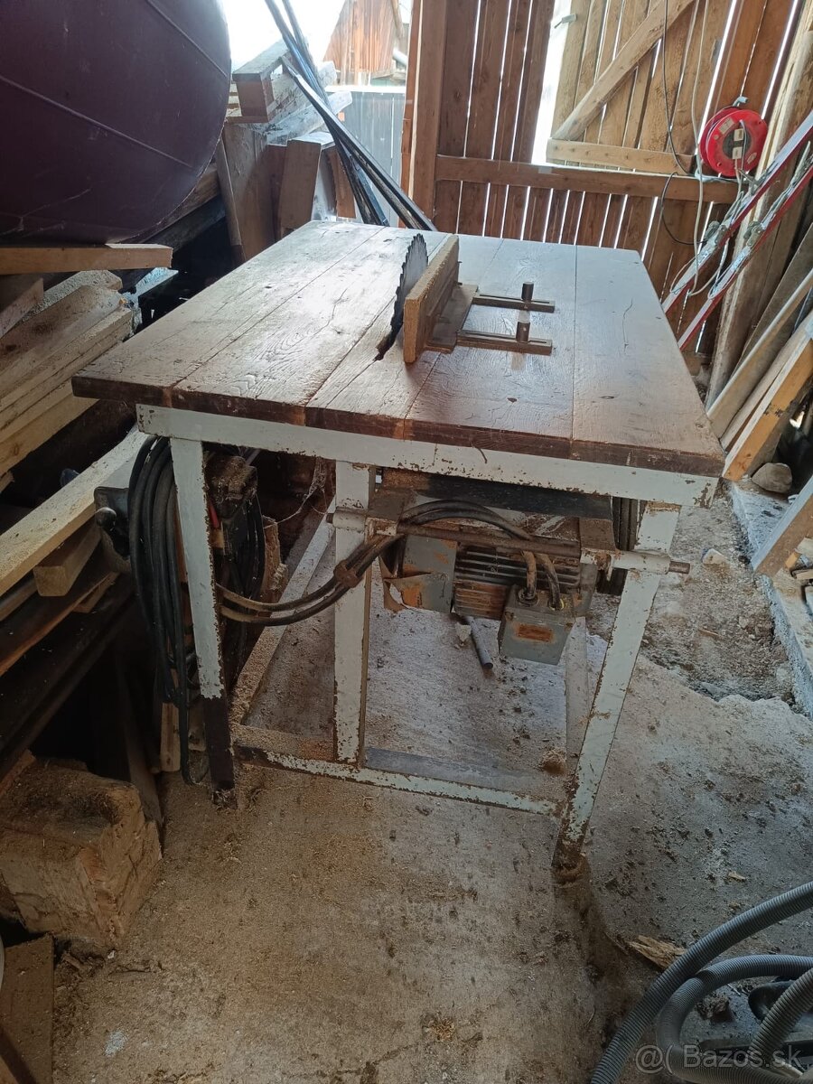 Veľký cirkulár s motorom