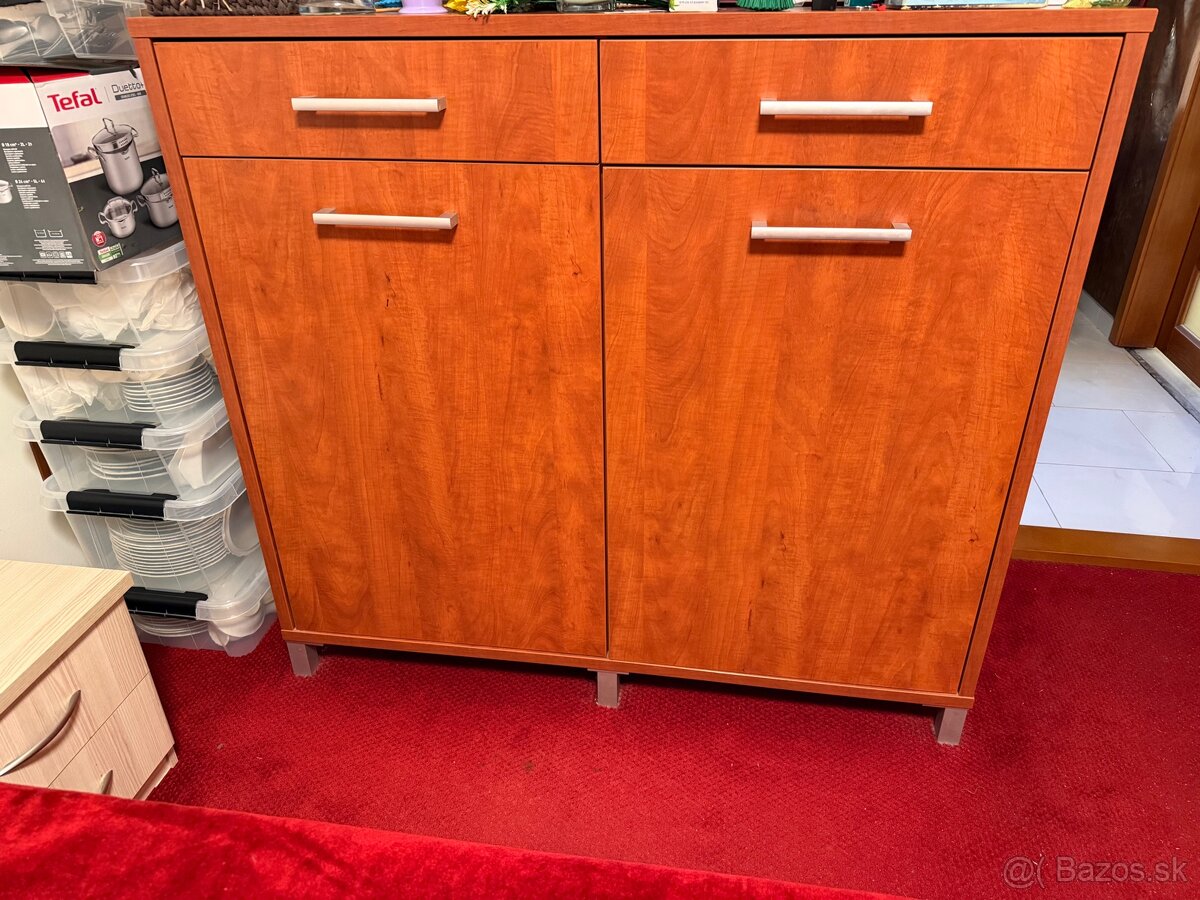 Kvalitná drevenná komoda