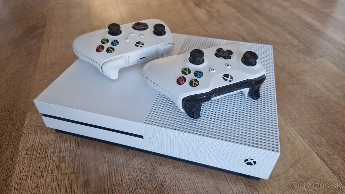 Xbox One S + 2 ovládače