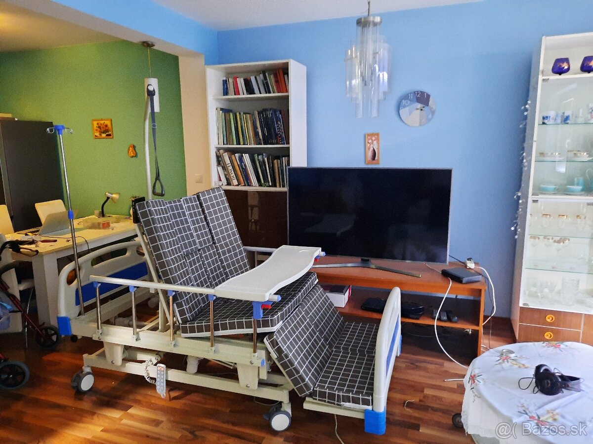 Nemocničná polohovateľná posteľ