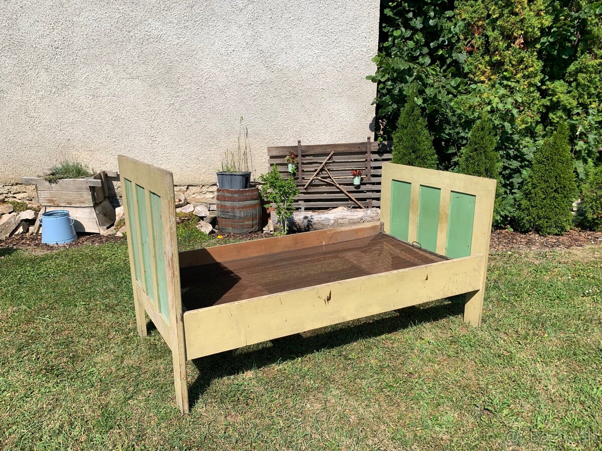 Starožitná posteľ