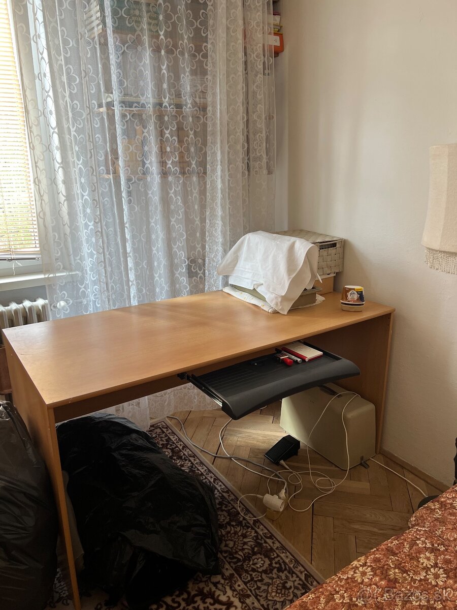 Darujem písací stôl